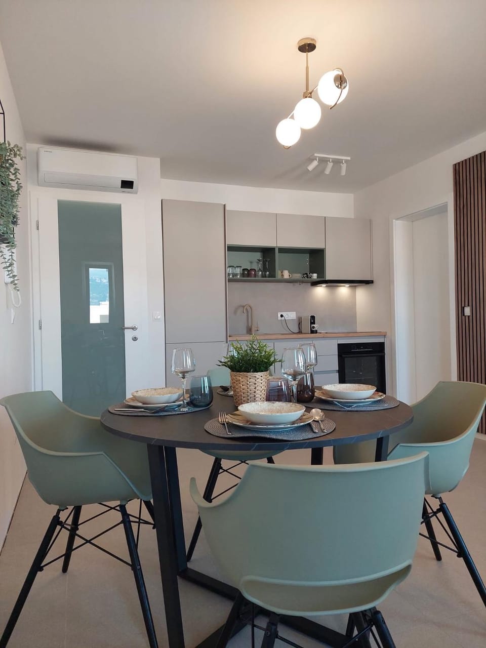 Kitchen or kitchenette, Dining area