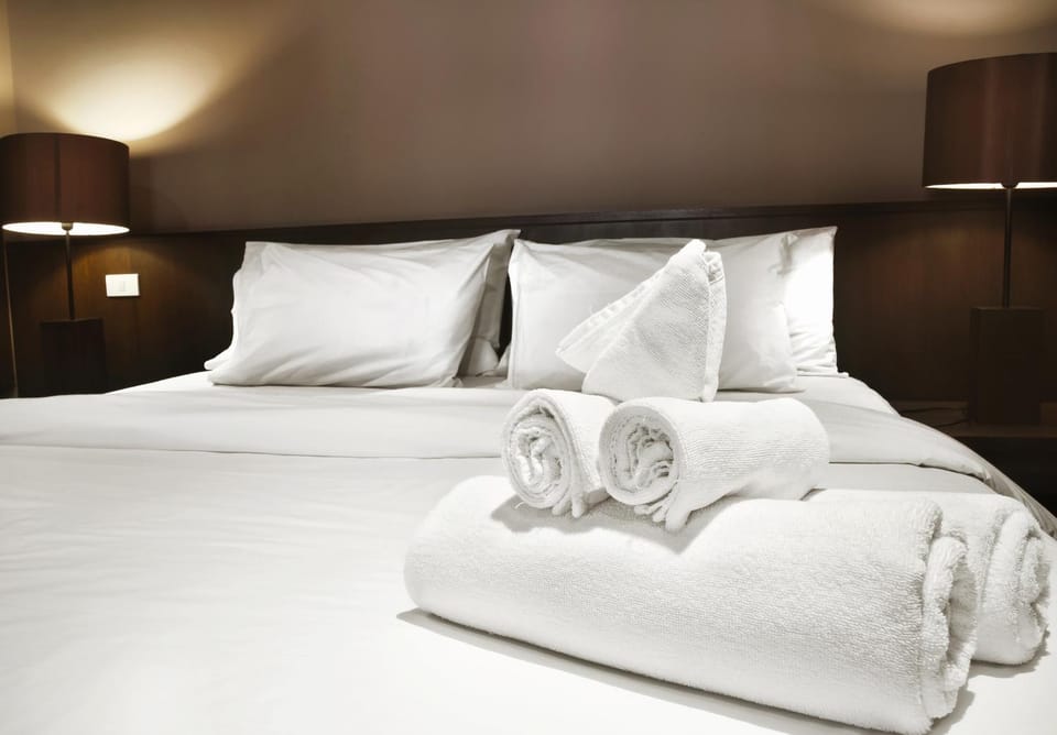 Bed, Bedroom, towels
