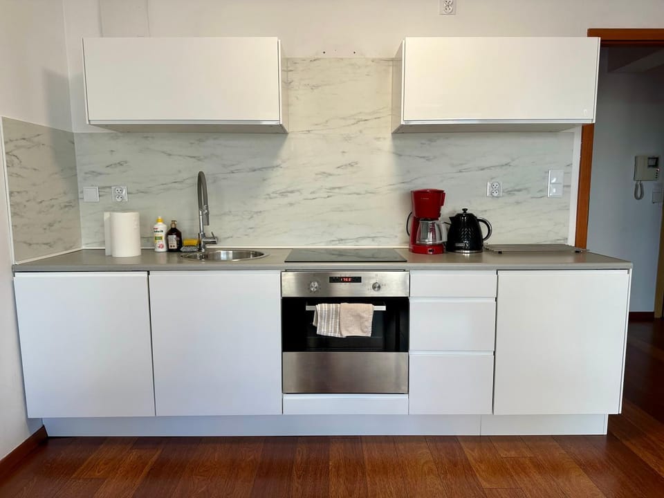 Coffee/tea facilities, Kitchen or kitchenette, stove