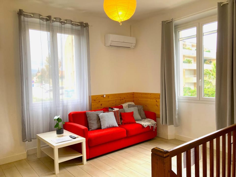 Living room, Seating area, air conditioner