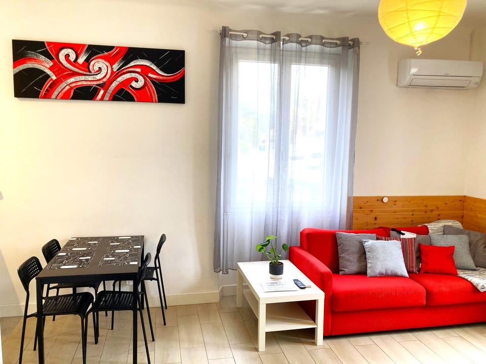 Living room, Seating area, Dining area, air conditioner