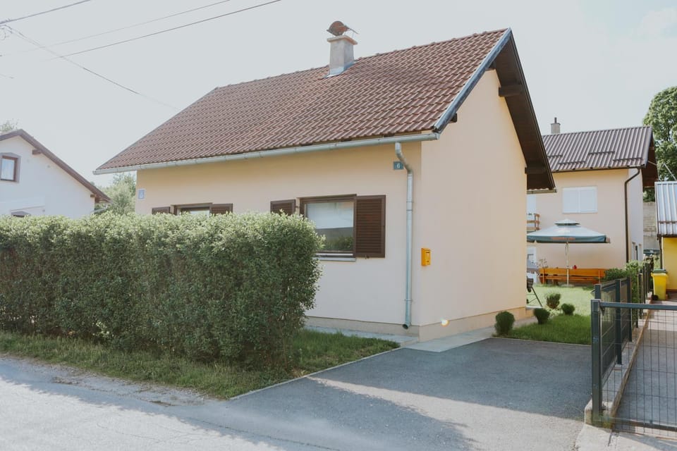 Property building, Day, Neighbourhood
