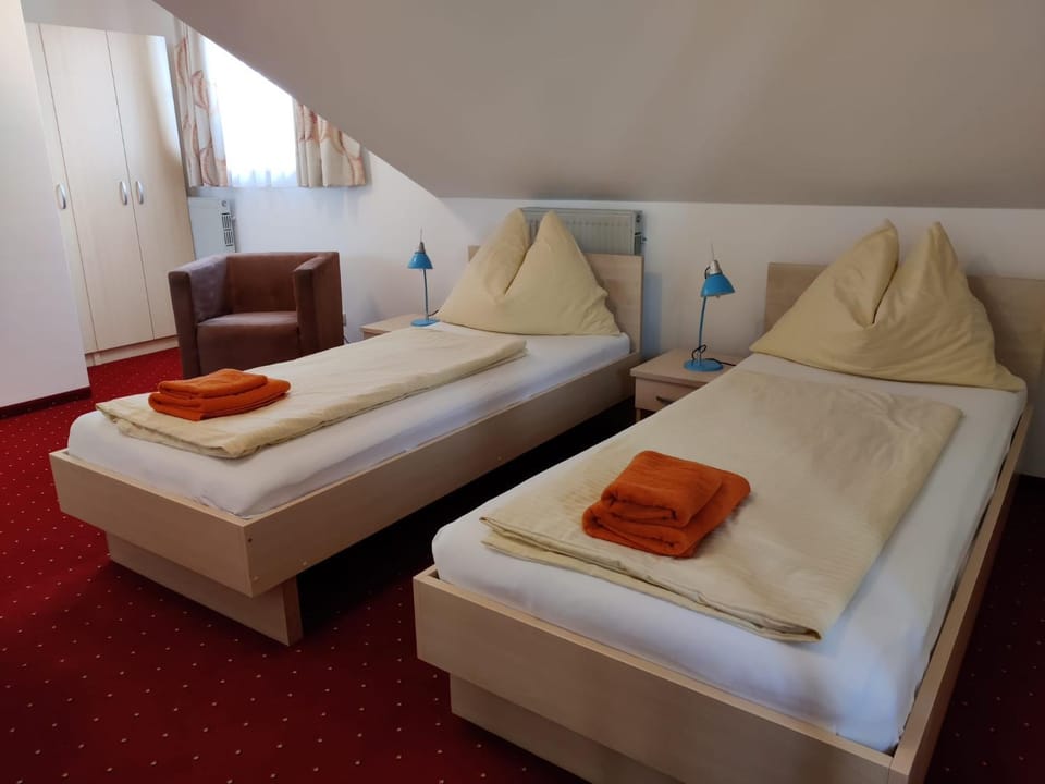 Bed, Photo of the whole room, Seating area, towels