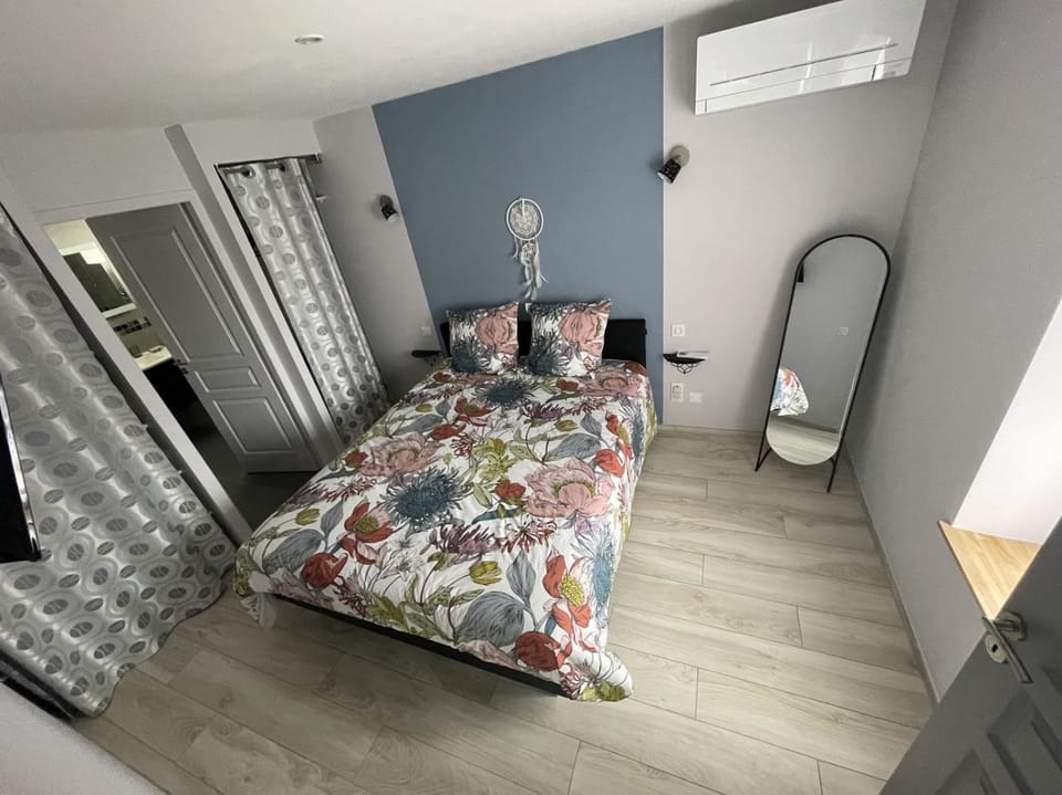 Photo of the whole room, Bedroom