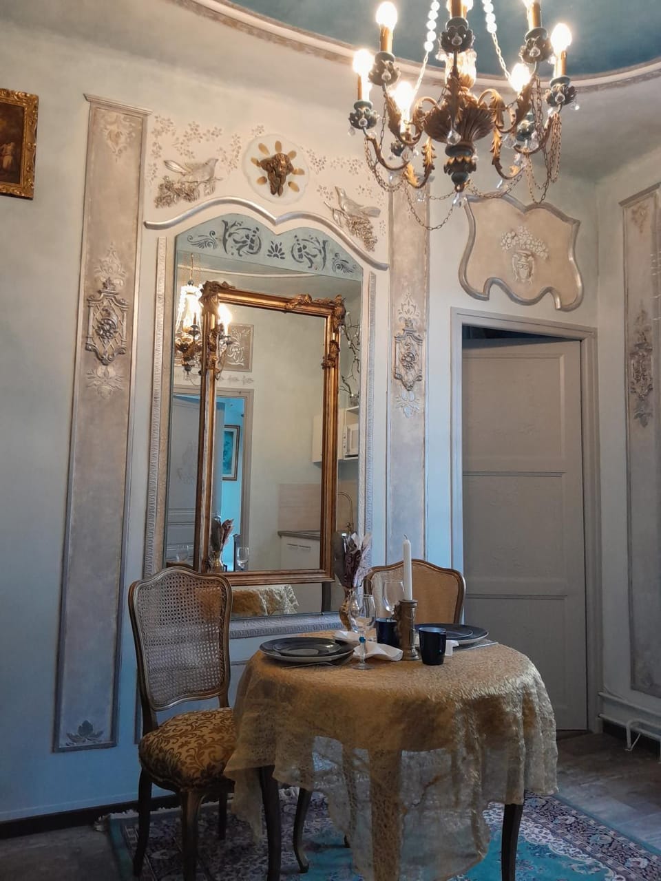 Seating area, Dining area