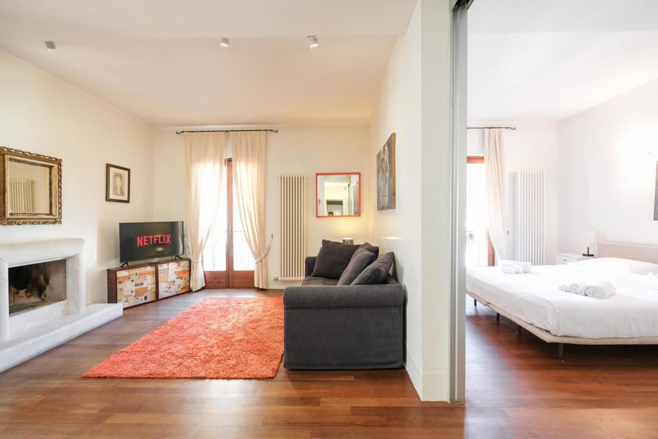 Bed, TV and multimedia, Living room, Seating area