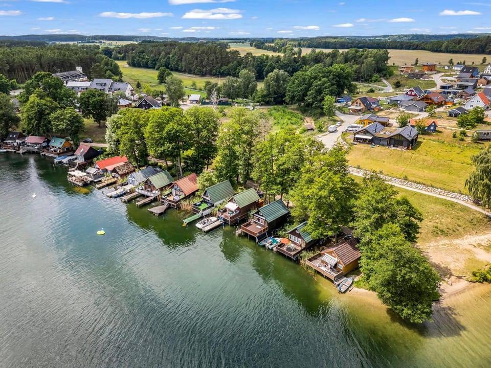 Neighbourhood, Natural landscape, Beach, Canoeing, Location, Family