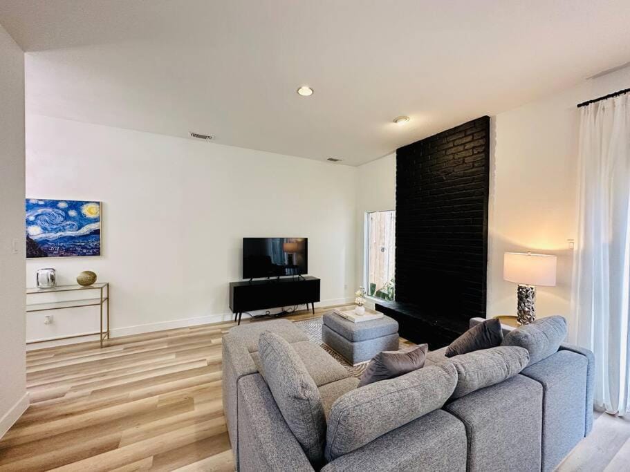 Communal lounge/ TV room, TV and multimedia, Living room, Seating area, Evening entertainment