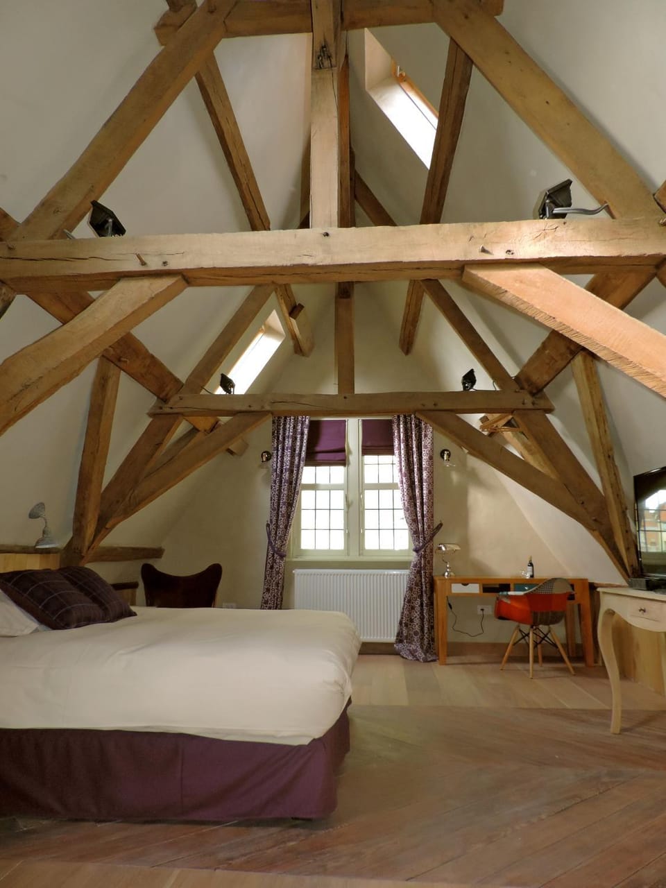 Bed, Photo of the whole room