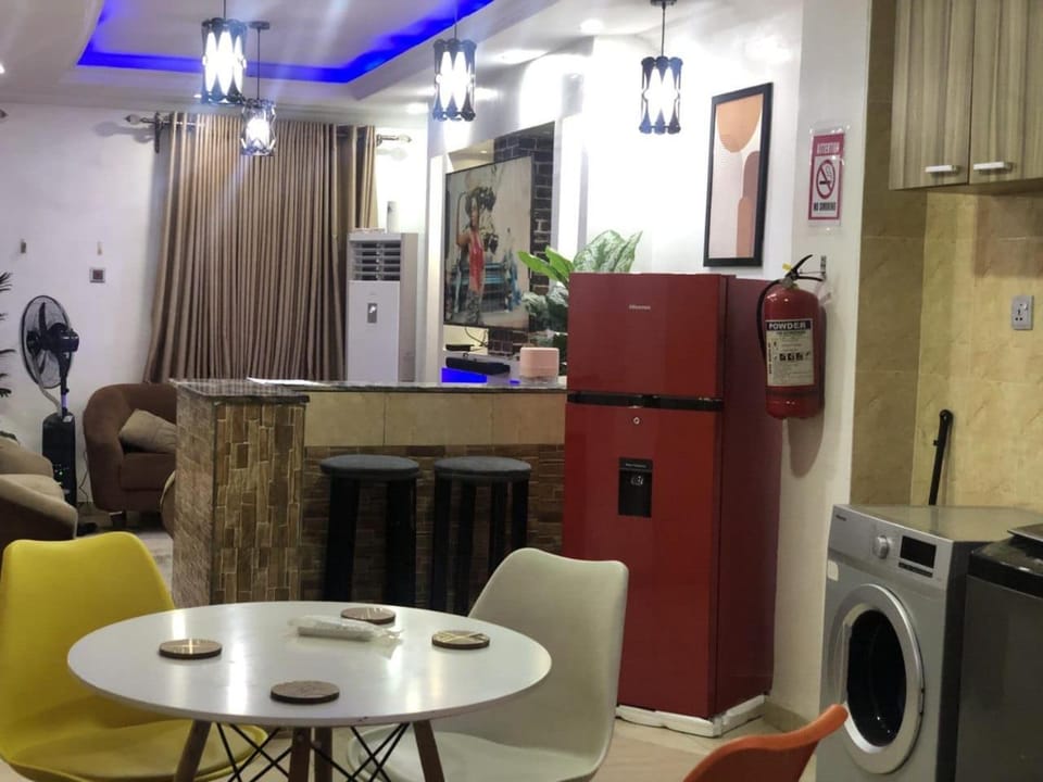 Exquisite and Cozy 3-bedroom Apt with hot-tub, WiFi, DSTV, and Inverter Power Backup Apartment in Lagos