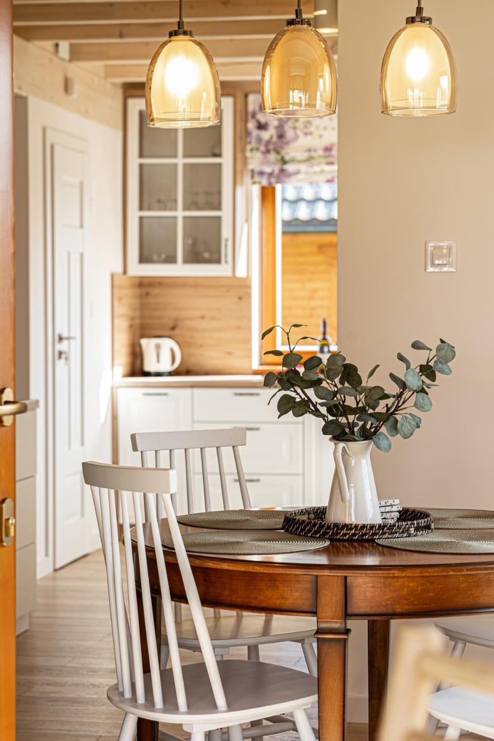 Kitchen or kitchenette, Dining area