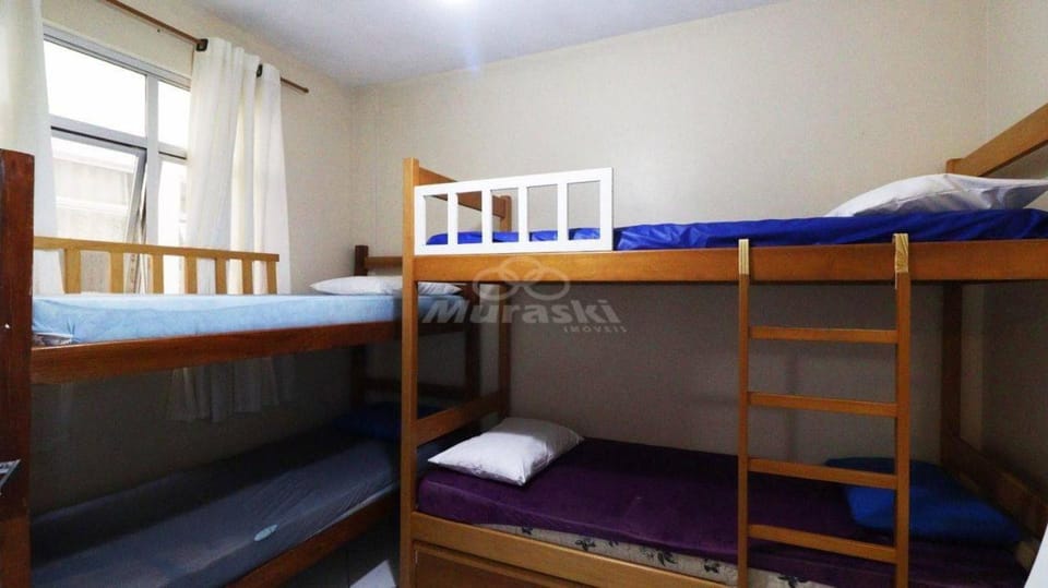 Bedroom, bunk bed