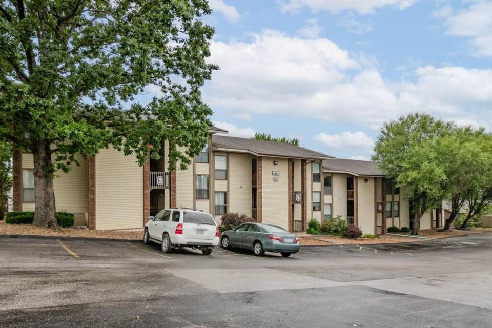 Property building, Day, Neighbourhood, Street view, Location, Parking