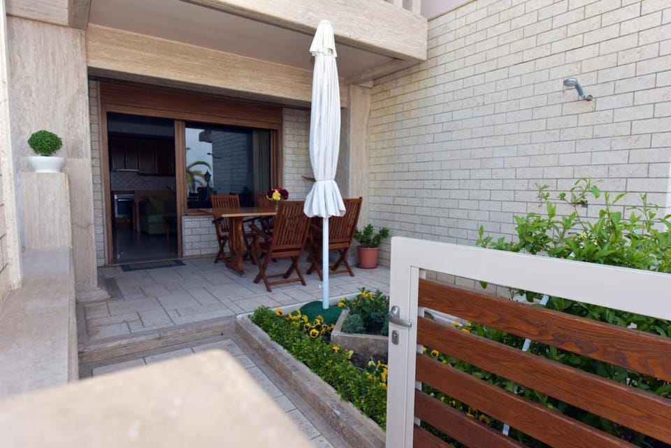Property building, Patio, Balcony/Terrace