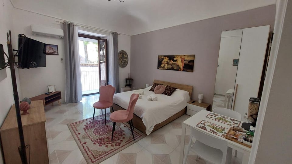 Bed, TV and multimedia, Photo of the whole room, Seating area, Bedroom, wardrobe