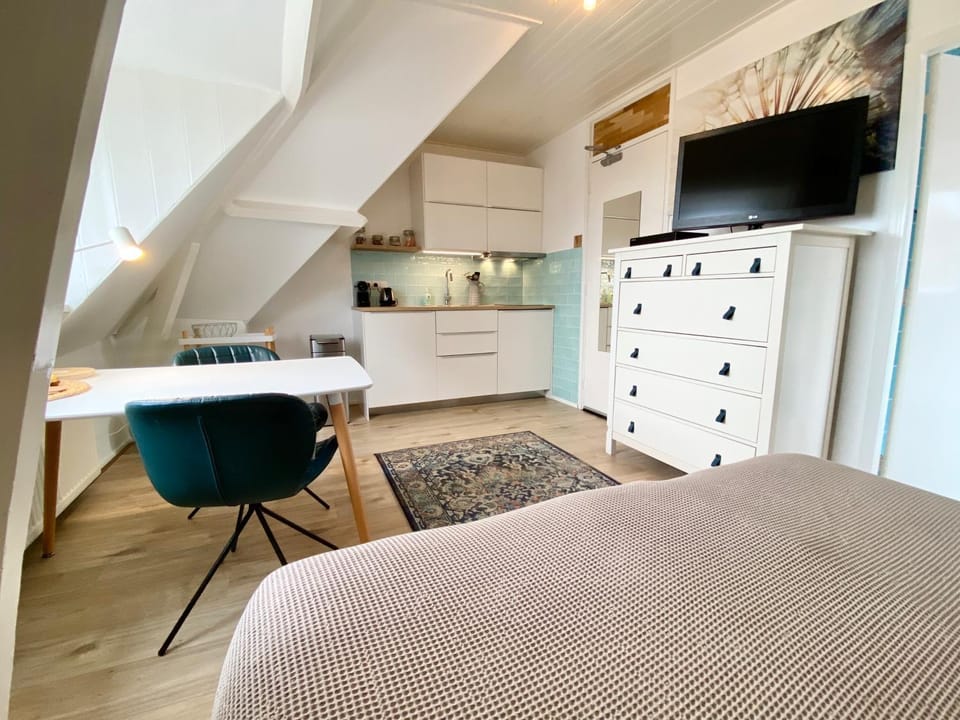 Bed, TV and multimedia, Living room, Seating area, Dining area, Bedroom