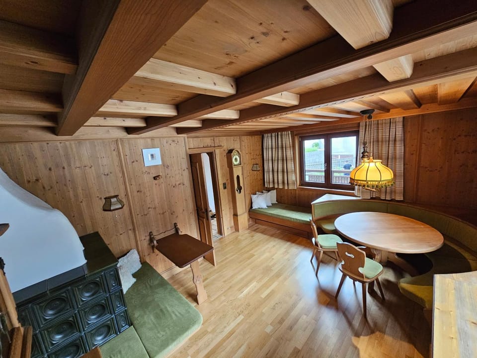 Communal lounge/ TV room, Bed, TV and multimedia, Living room, Photo of the whole room, Seating area, flat iron, pet friendly