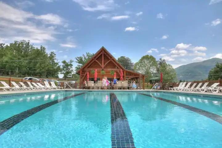 KunTree Retreat by Beyond Expectations w Hot Tub House in Sevier County