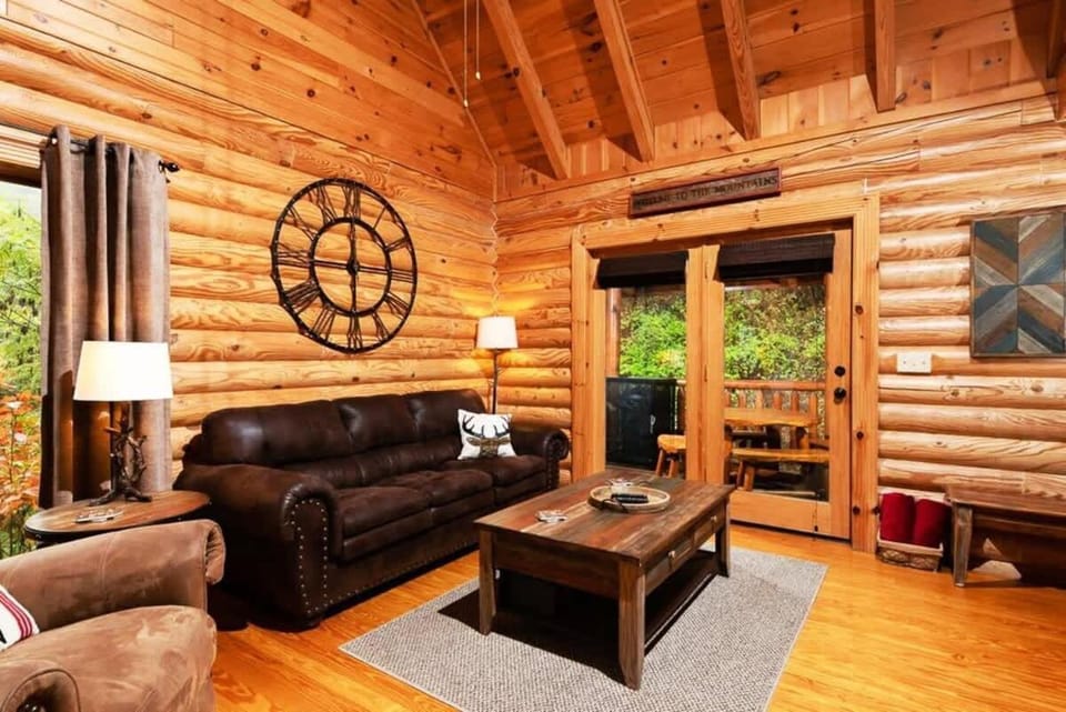 Rise n Shine Cabin by Beyond Expectations with Hot Tub Cabin in Pigeon Forge