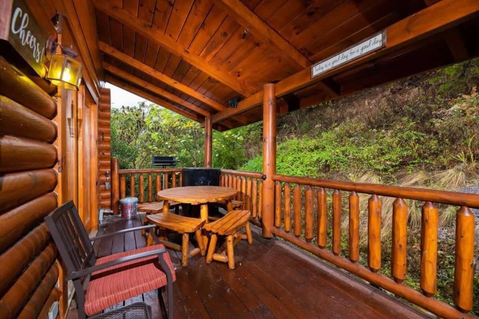 Rise n Shine Cabin by Beyond Expectations with Hot Tub Cabin in Pigeon Forge