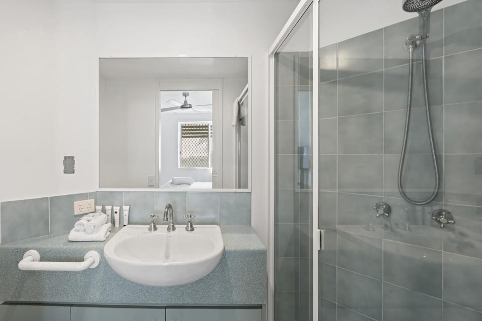 Shower, Bathroom, towels