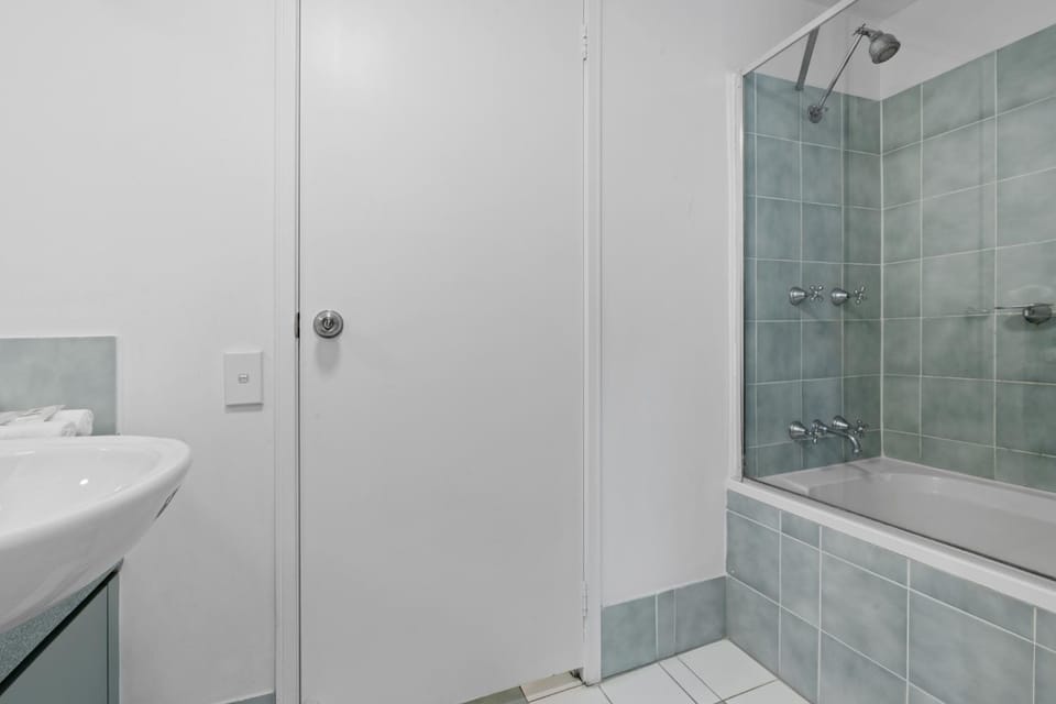 Bathroom, Bath, towels