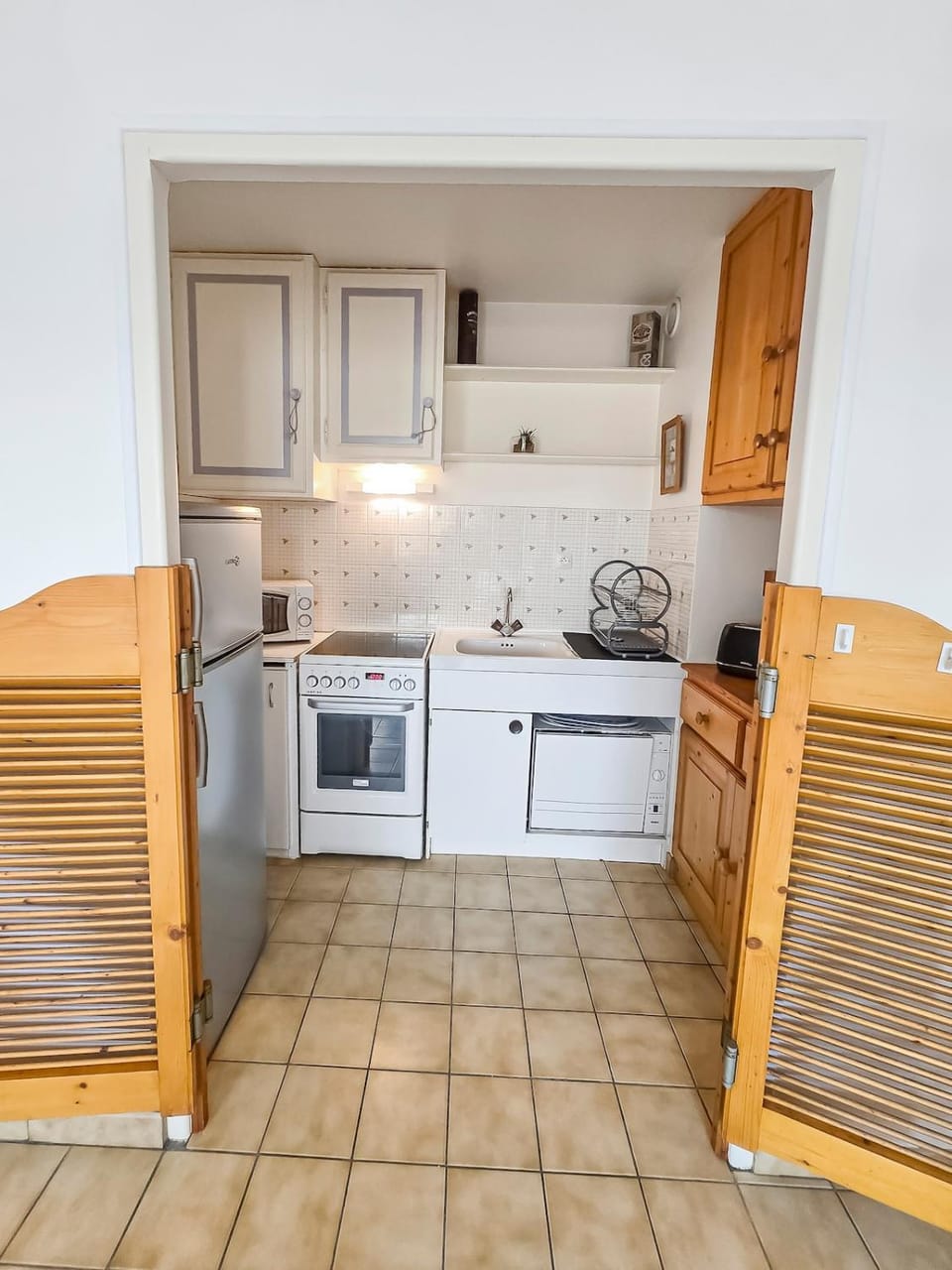 Kitchen or kitchenette, dishwasher, oven, stove