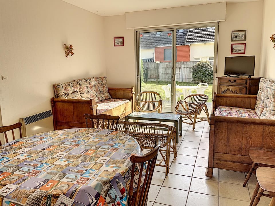 Appartement RDC avec jardin à 500m de la plage et 800m des commerces - FR-1-361-493 Apartment in Jullouville