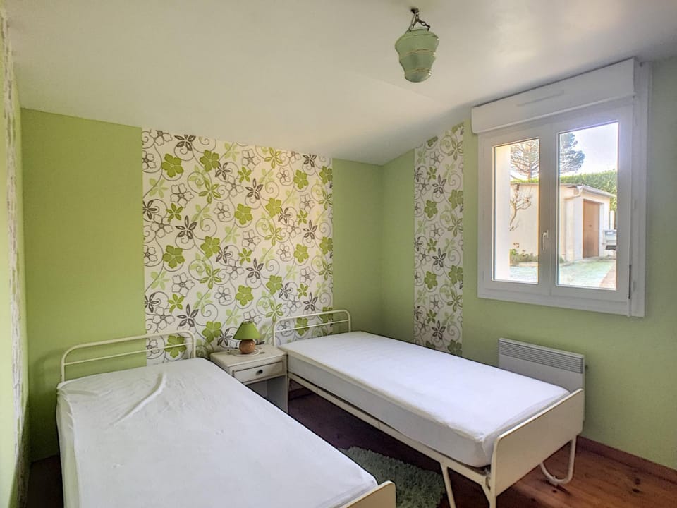 Maison paisible proche de la plage avec jardin et équipements complets - FR-1-361-491 House in Jullouville