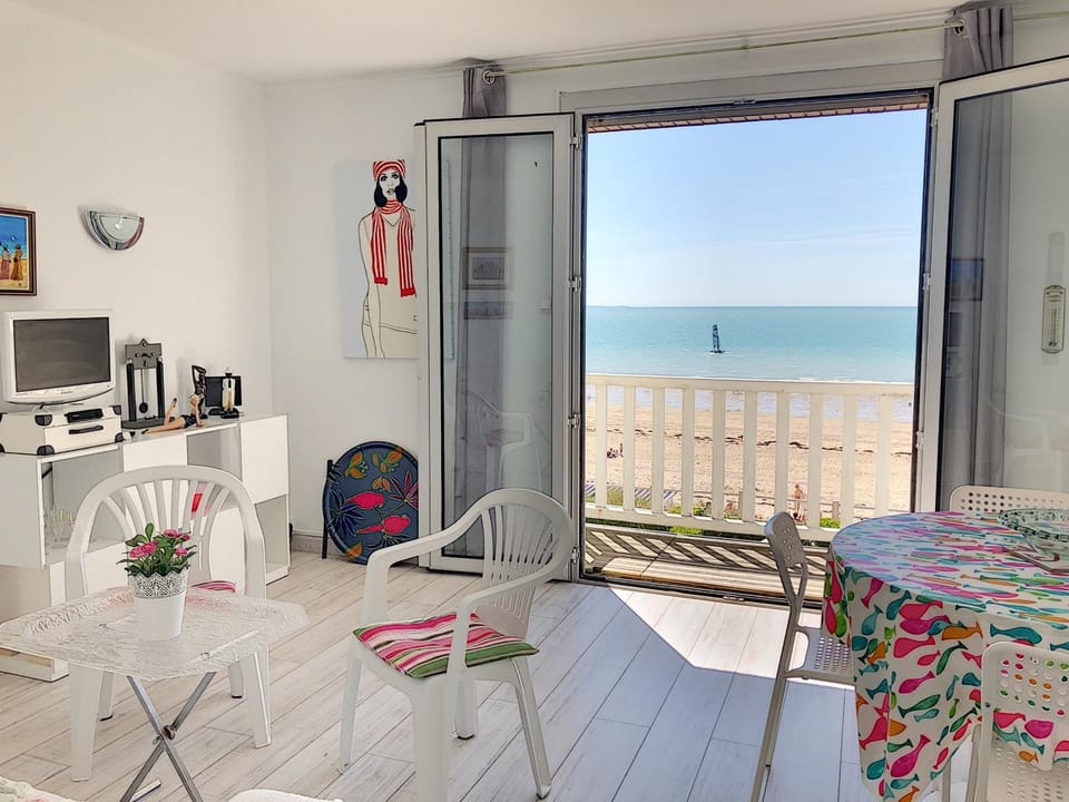Appartement avec balcon, jardin, et accès plage - FR-1-361-492 Apartment in Jullouville