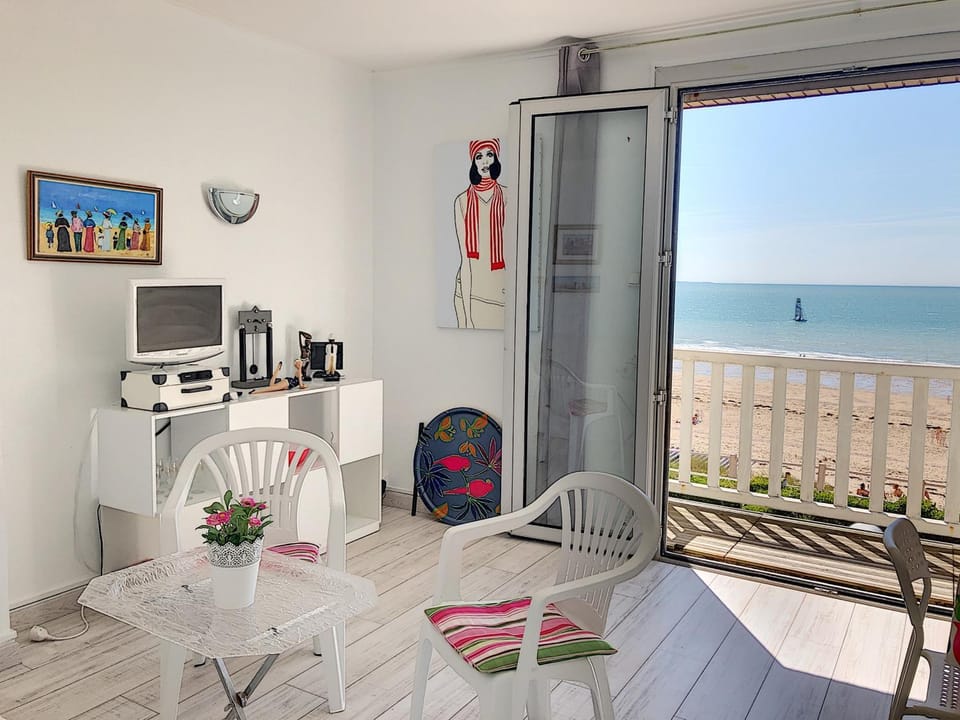 Appartement avec balcon, jardin, et accès plage - FR-1-361-492 Apartment in Jullouville