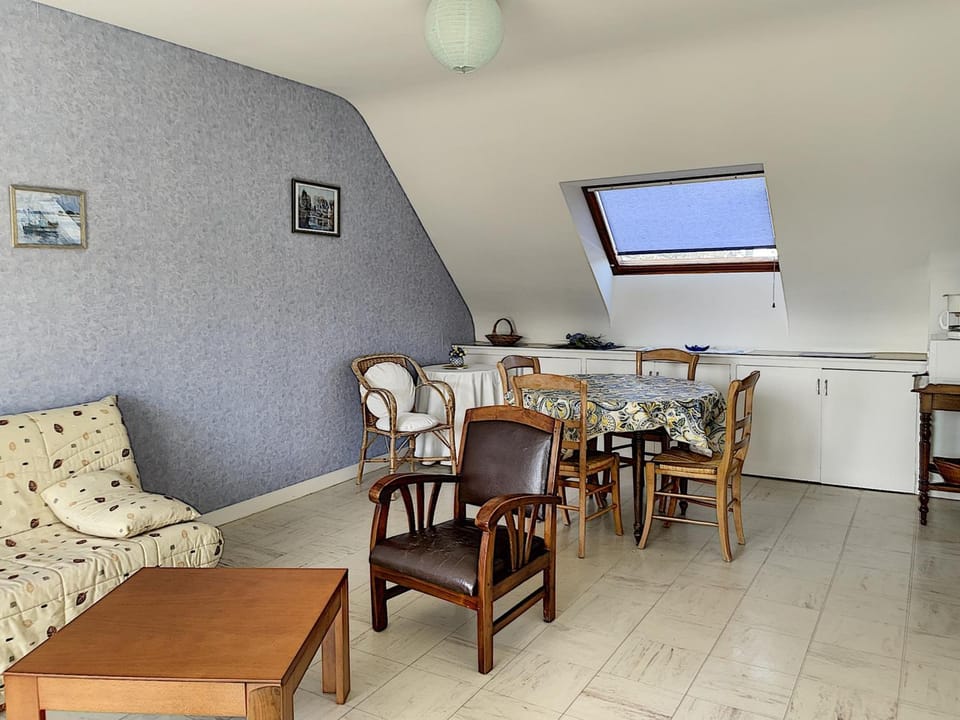 Appartement avec Balcon à 500m de la Plage et Proche Commerces à Jullouville - FR-1-361-489 Apartment in Jullouville