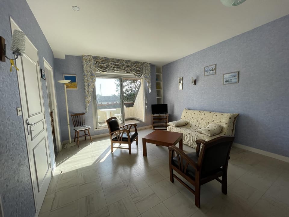 Appartement avec Balcon à 500m de la Plage et Proche Commerces à Jullouville - FR-1-361-489 Apartment in Jullouville