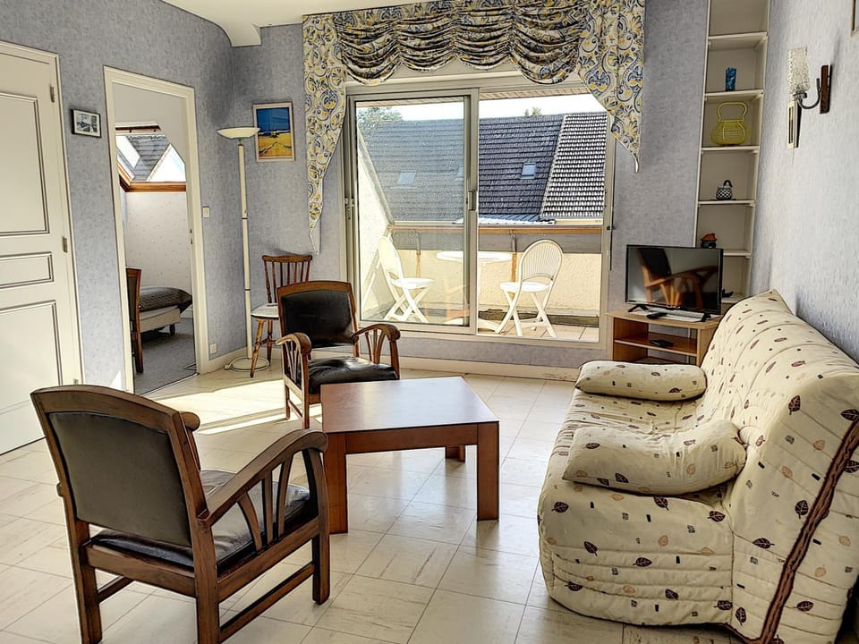 Appartement avec Balcon à 500m de la Plage et Proche Commerces à Jullouville - FR-1-361-489 Apartment in Jullouville