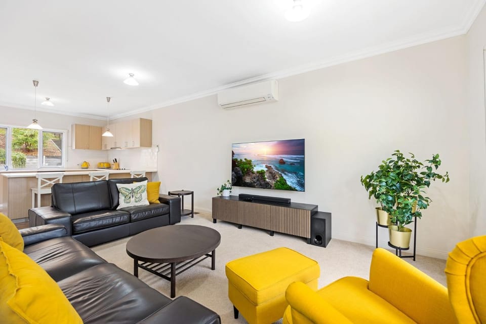 TV and multimedia, Living room, Evening entertainment