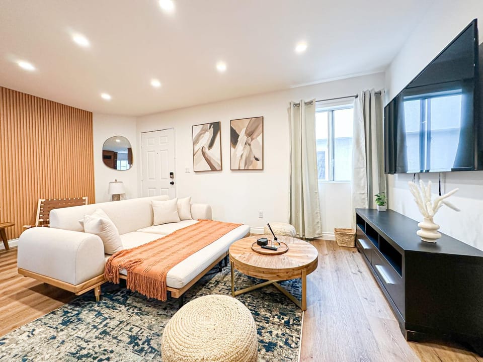 Communal lounge/ TV room, TV and multimedia, Living room, Seating area