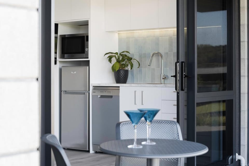 Kitchen or kitchenette, Dining area, dishwasher, minibar, pet friendly
