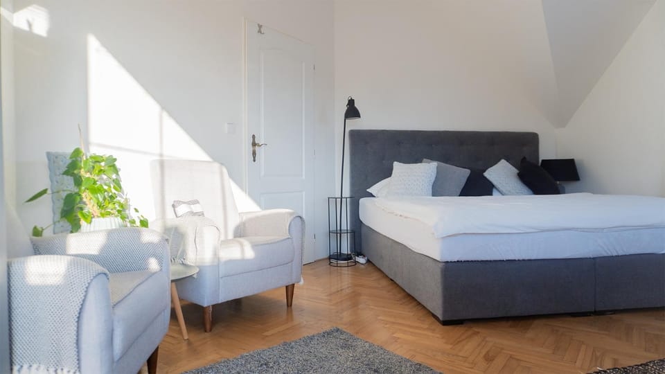 Bed, Photo of the whole room, Seating area, Bedroom