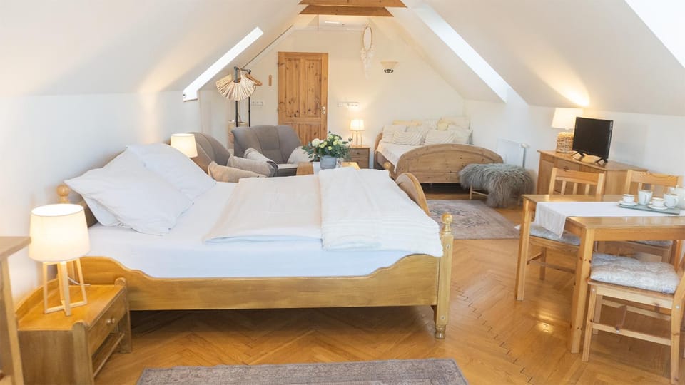 Bed, TV and multimedia, Bedroom