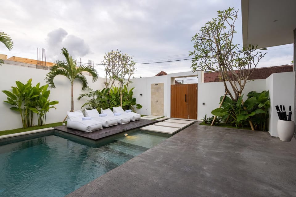 Property building, Patio, Day, Garden, Garden view, Pool view, Swimming pool, sunbed