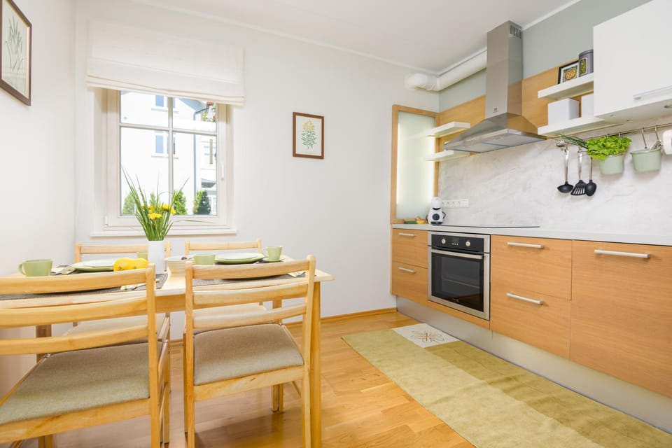 Kitchen or kitchenette, Dining area, dishwasher, oven, stove