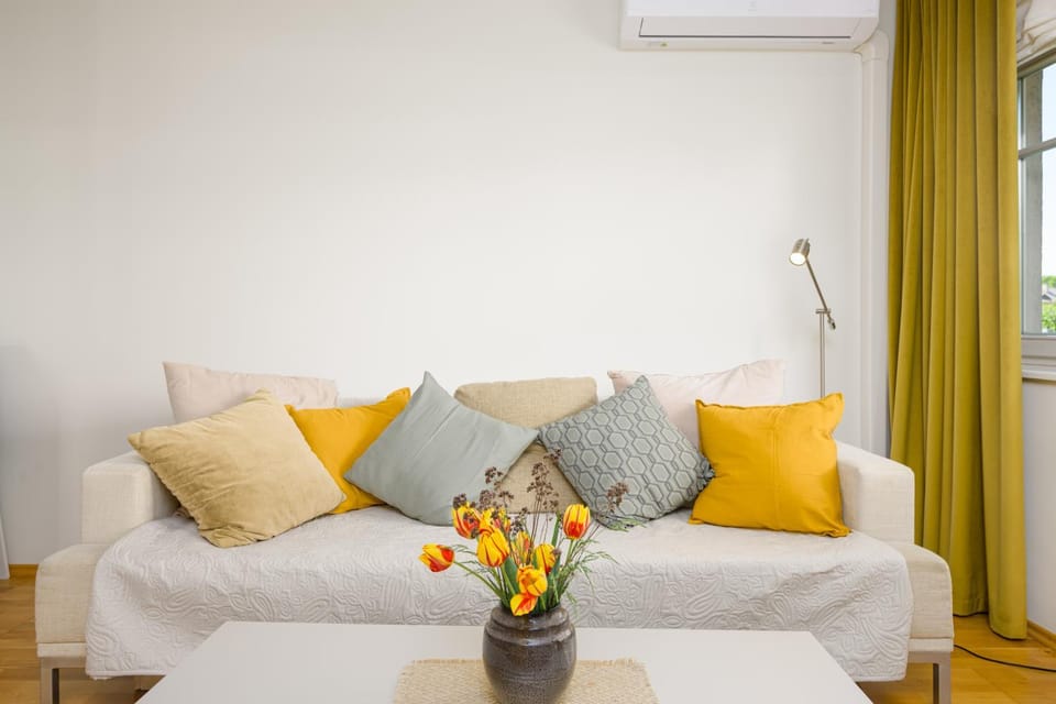 Bed, Living room