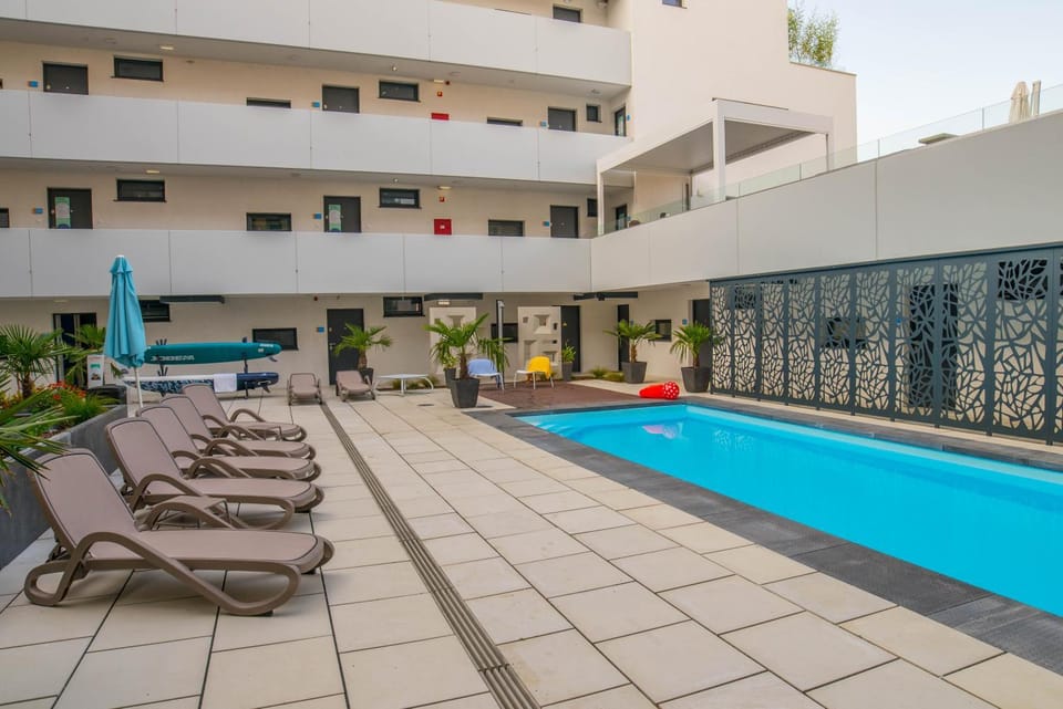 Swimming pool, sunbed