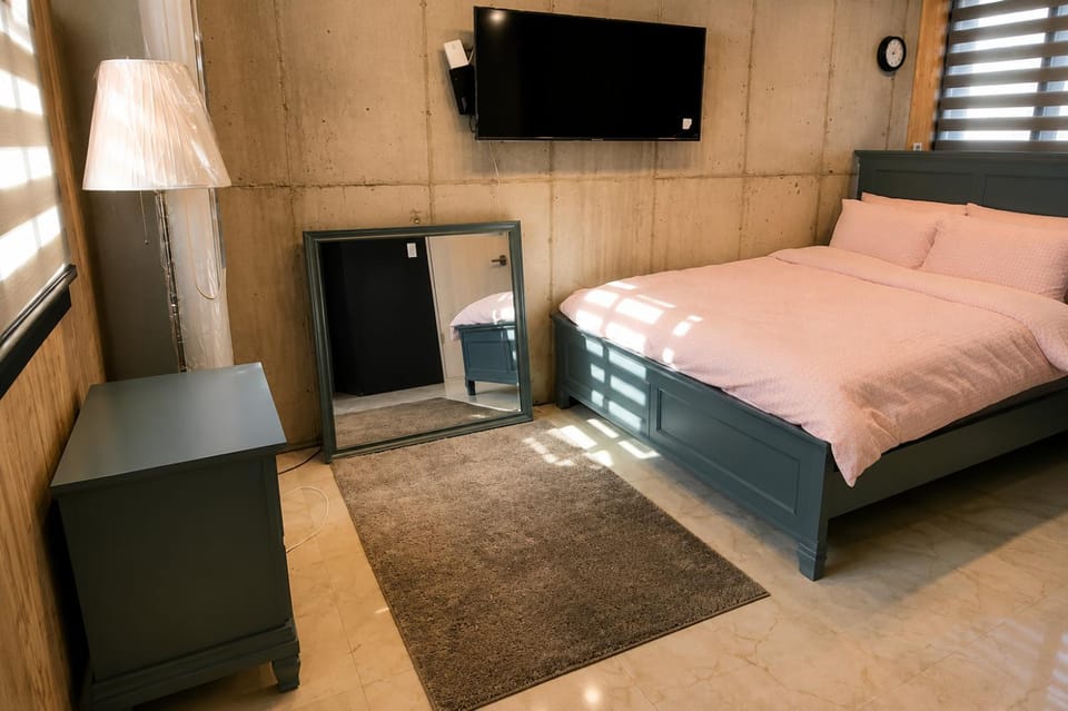 Property building, Photo of the whole room, Decorative detail, Decorative detail