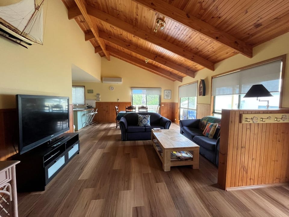 Roydon Island Retreat House in Cowes