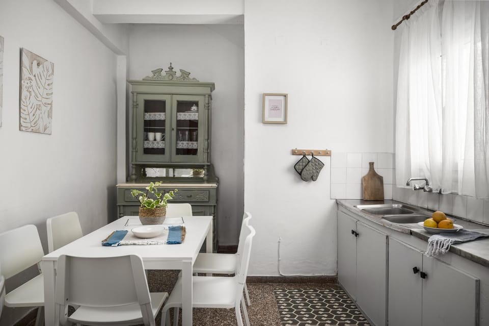 Kitchen or kitchenette, Dining area, stove
