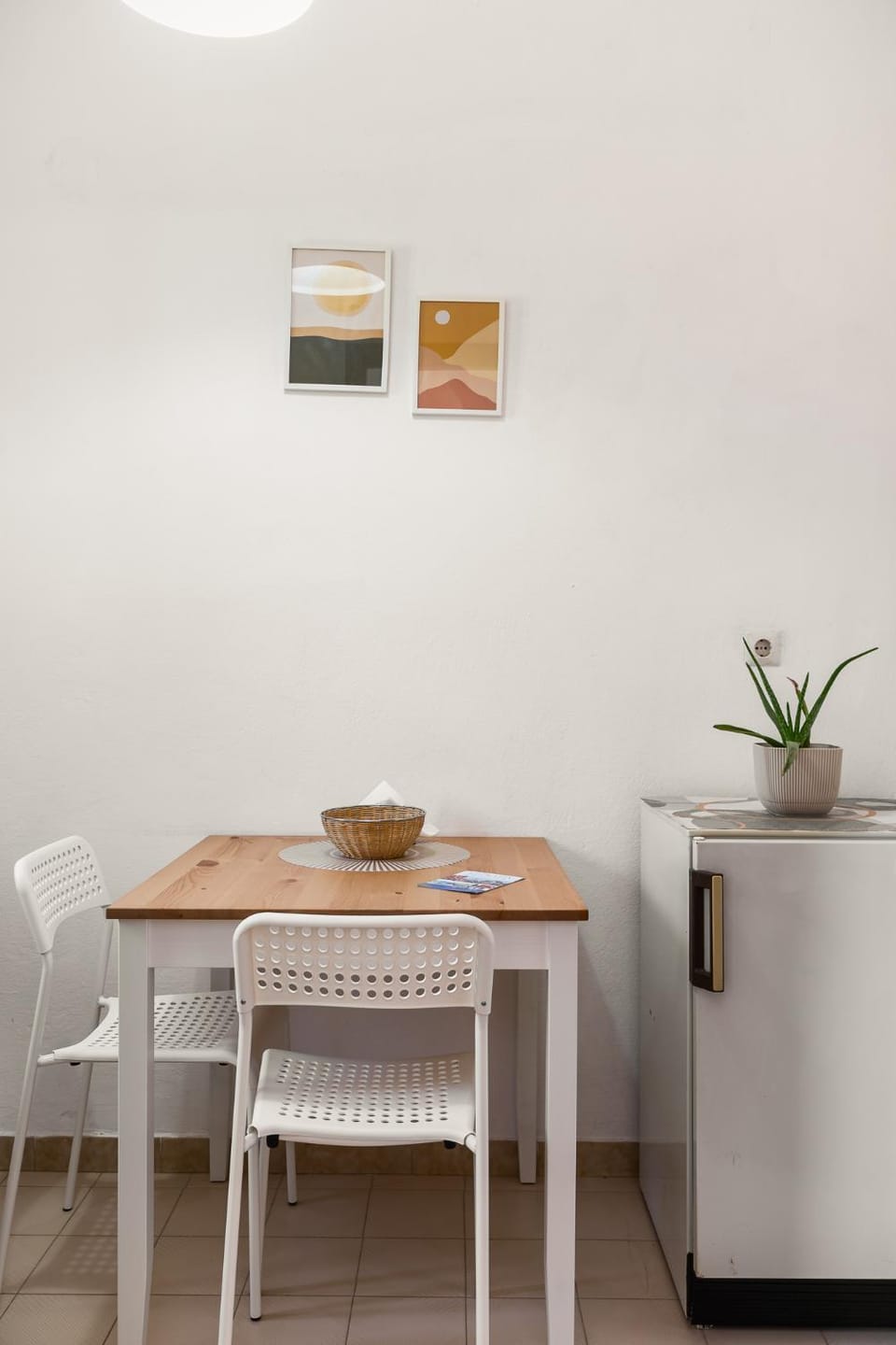 Kitchen or kitchenette, Seating area, Dining area