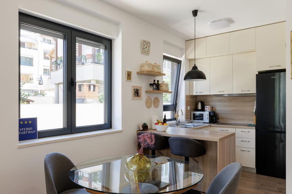 Kitchen or kitchenette, Seating area, Dining area