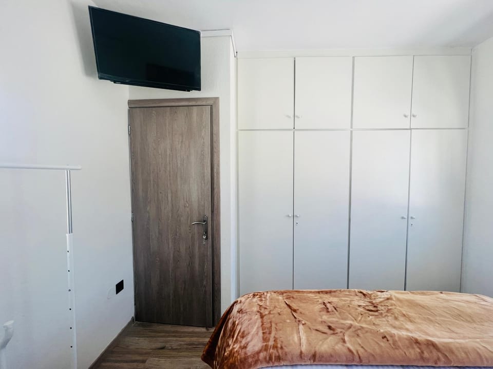 Bed, TV and multimedia, Bedroom, wardrobe