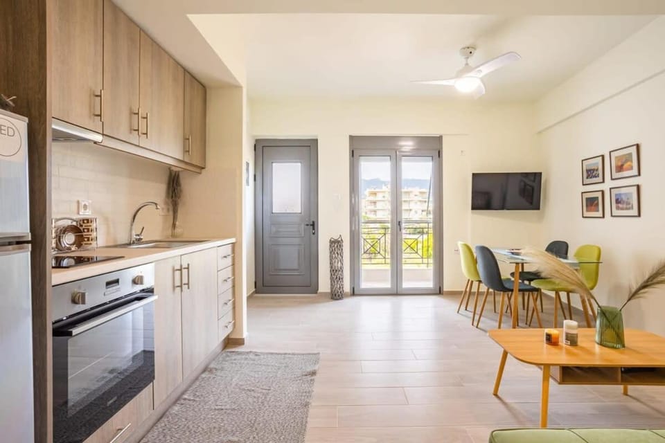 TV and multimedia, Kitchen or kitchenette, Dining area, oven, stove